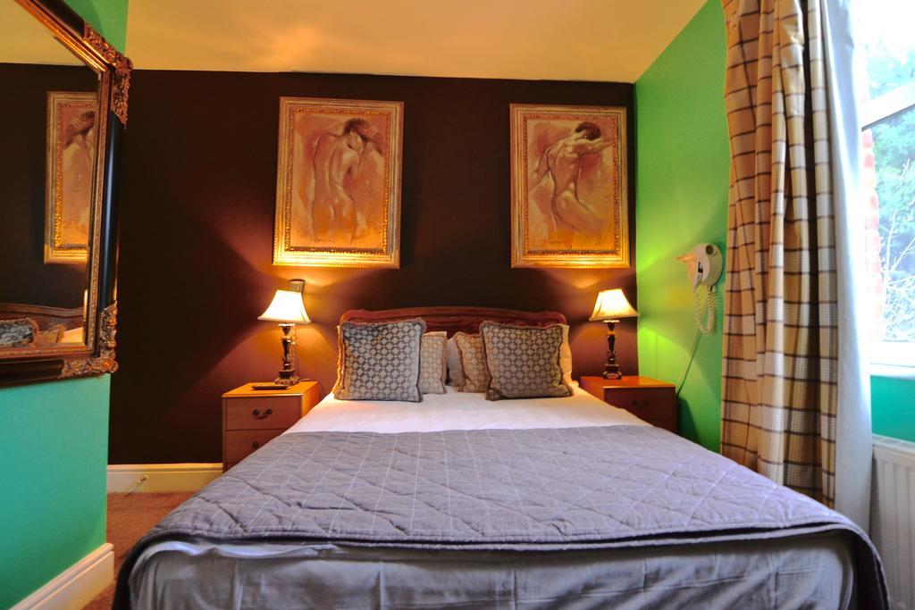 The Ambassador Heathrow Hotel Hillingdon Room photo
