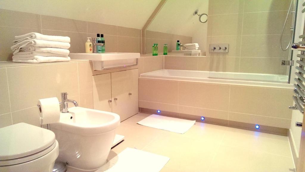 The Ambassador Heathrow Hotel Hillingdon Room photo